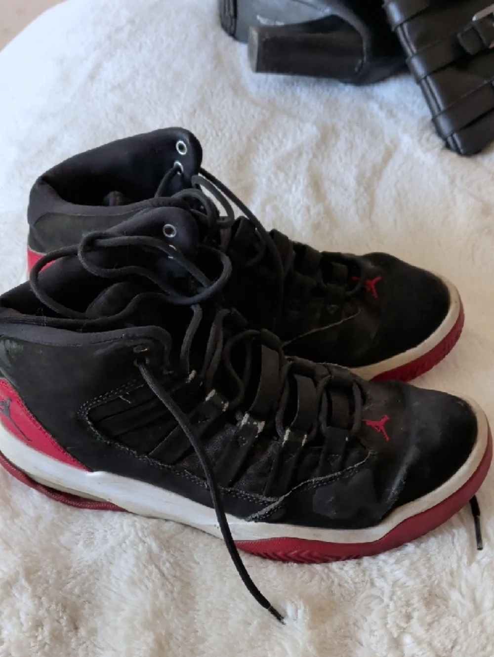 Jordan Max Aura Men’s Black with‎ Red Accents Basketball Sneakers